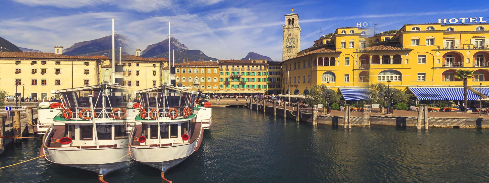 Riva del Garde - ist ein norditalienischer Urlaubsort am Nordufer des Gardasees, der wegen der starken Winde bei Windsurfern beliebt ist - Region Gardasee