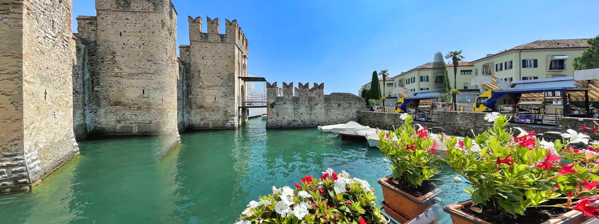 Straße vor der Burg Scaligero in Sirmione in Italien in der Region Gardasee