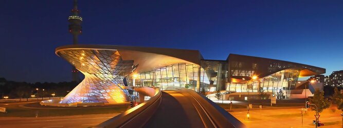 Stadt Urlaub München - Die BMW Welt vereint eine futuristische Architektur mit fesselnden Einblicken in Gegenwart und Zukunft der Mobilität.  Dynamik und Freude am Fahren - Die BMW Welt in München